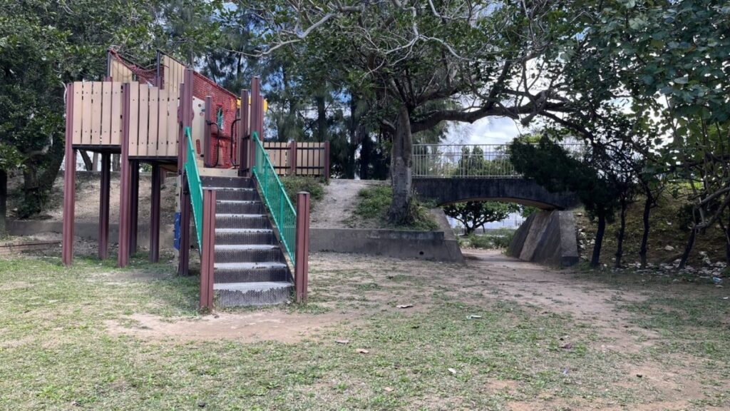 西崎近隣公園のコンクリート滑り台