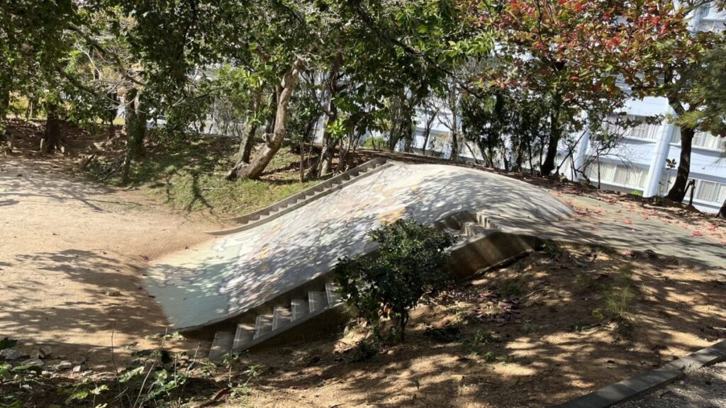 西崎近隣公園のタイヤ遊具