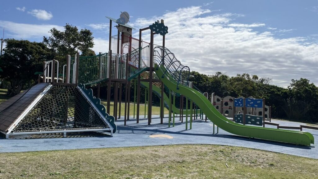 グスクロード公園の大型遊具