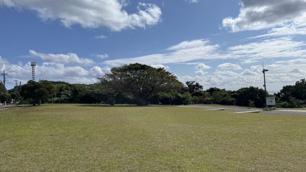 テントを張る家族