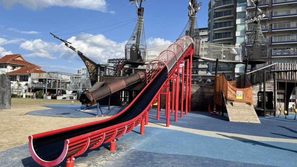 滑り台の入り口