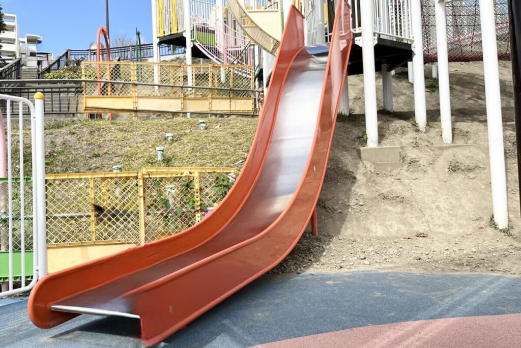 複合遊具の滑り台