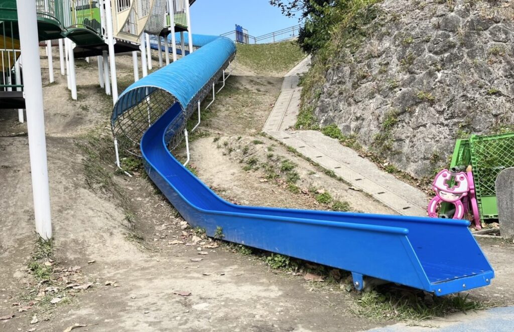 滑り台の登り口