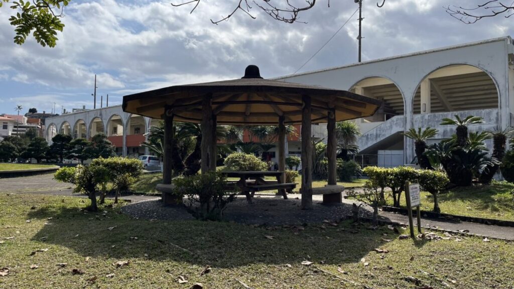 豊見城総合公園 屋根付きベンチ