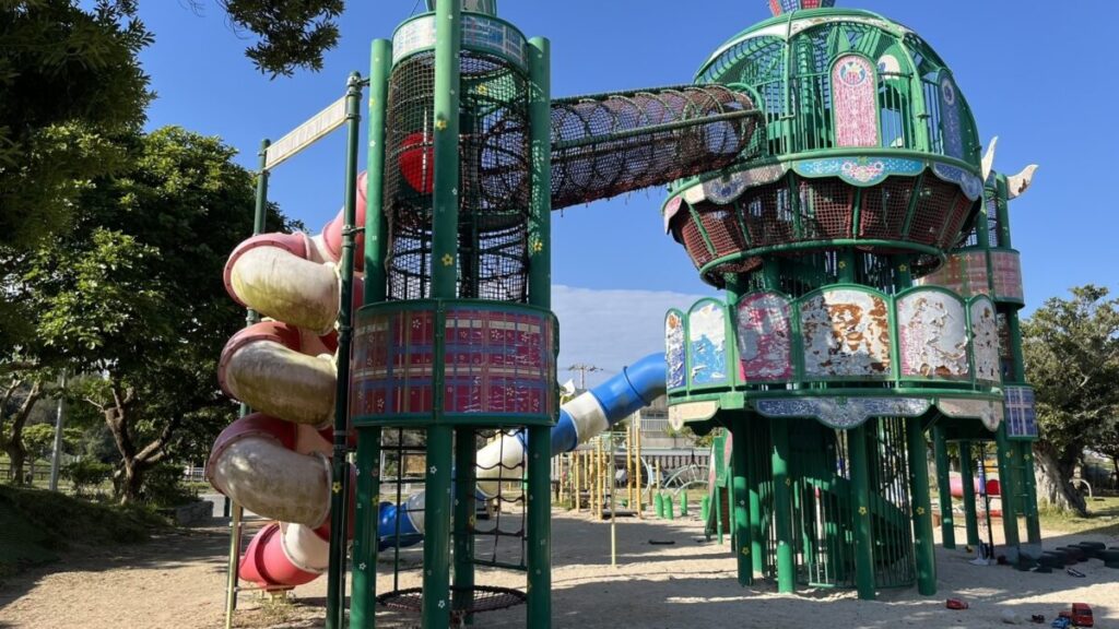本部公園の大型遊具