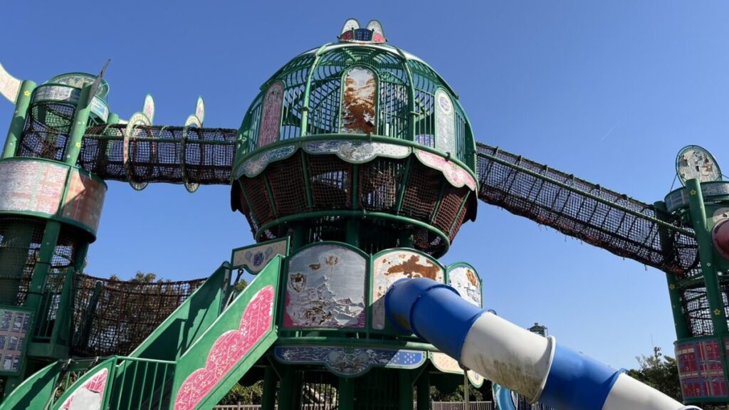 本部公園の大型遊具全体像