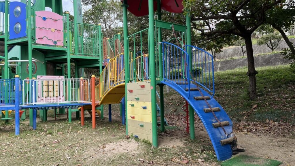 宮城公園の遊具側面