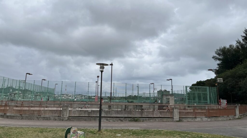 隣接のテニスコート