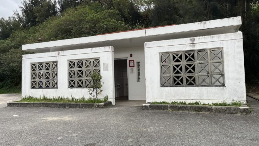 公園のトイレ外観
