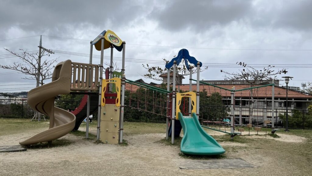 黄金森公園のはえるん広場遊具