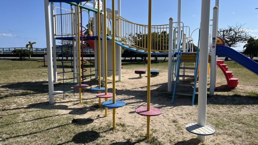 複合遊具の滑り台