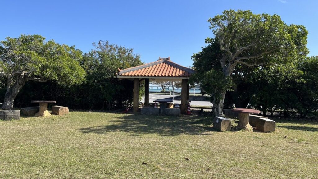 修理中の屋根付きベンチ