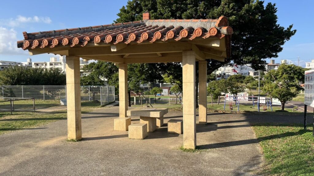 いこいの市民パーク 屋根付きベンチ