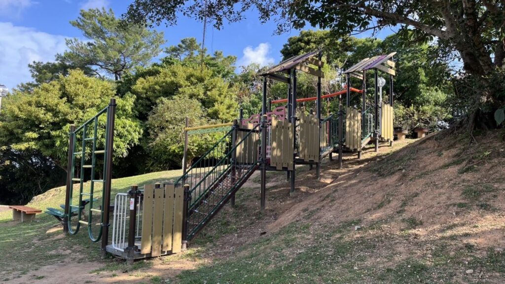 斜面遊具の階段部分