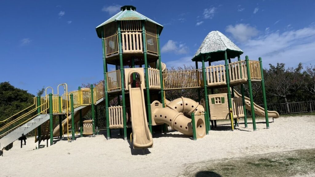 比屋良川公園の大型遊具