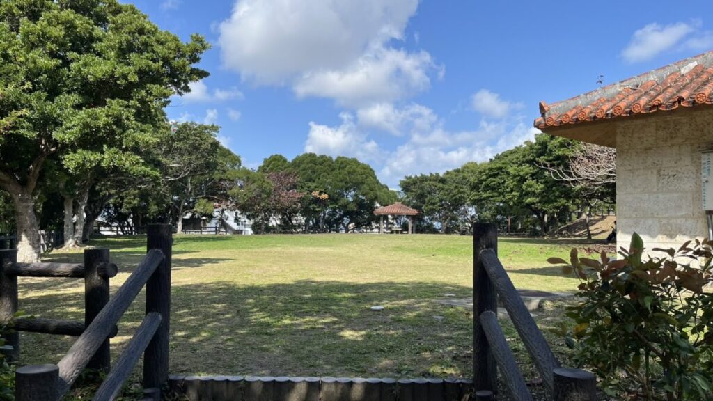 広々とした芝生広場