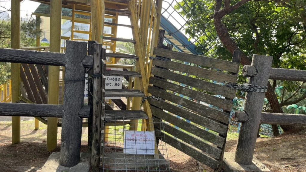 使用禁止中の青いロング滑り台