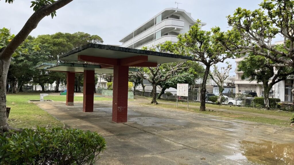 伊佐第二児童公園の休憩スペース