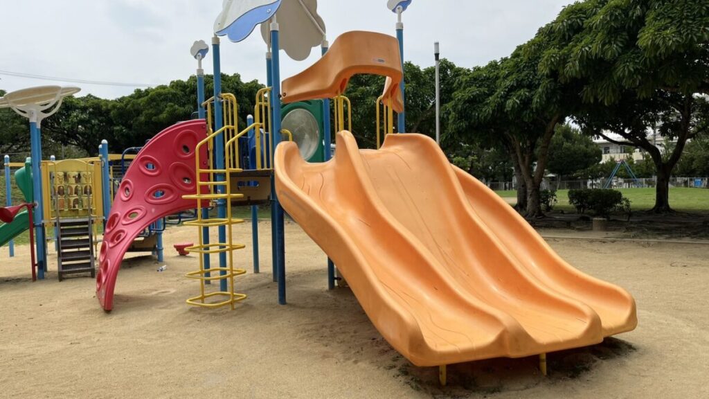 コンビネーション遊具の滑り台部分