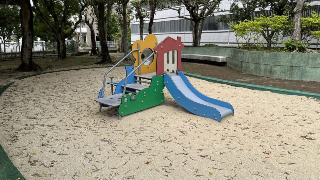 低年齢向けの青い滑り台と砂場