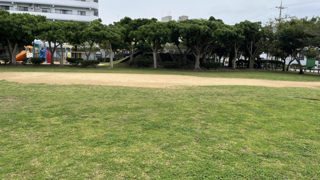 伊佐第二児童公園の広い原っぱ