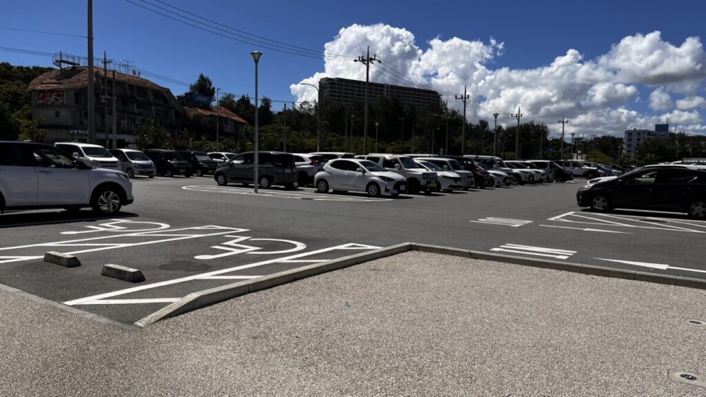 白線がきれいに引かれた広い舗装駐車場